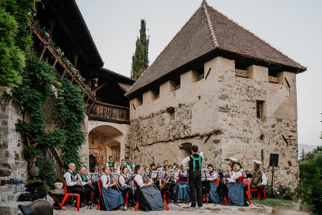 Der Musikverein Lana beim Schlosskonzert auf Schloss Braunsberg