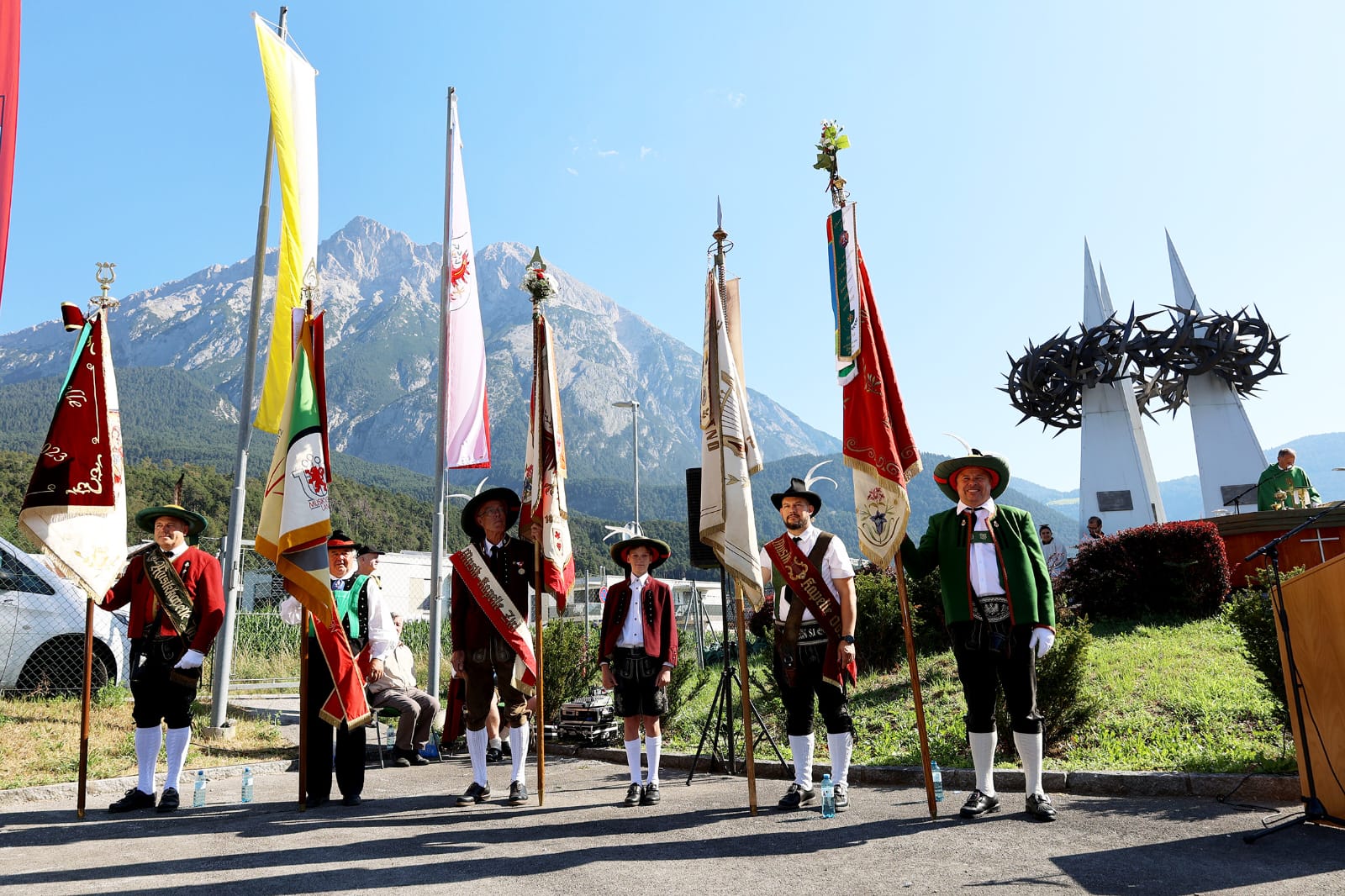 Fahnenabordnungen vor der Dornenkrone bei der Feldmesse in Telfs