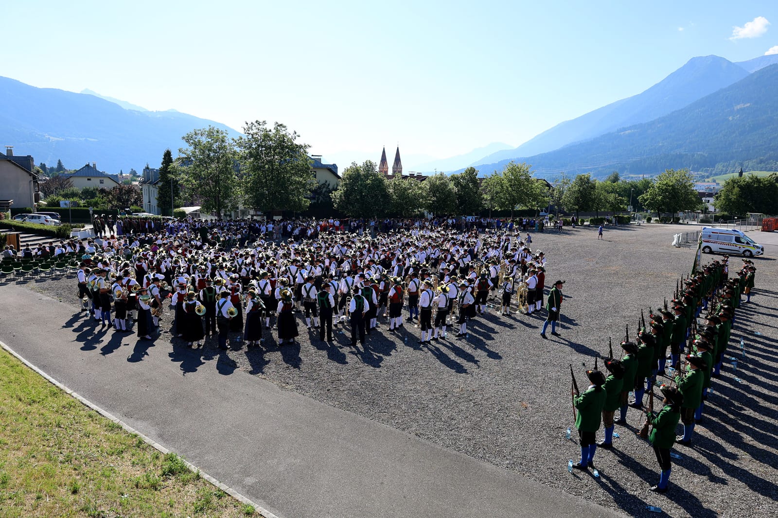 Rund 500 Musikantinnen und Musikanten beim Gesamtspiel vor der Dornenkrone